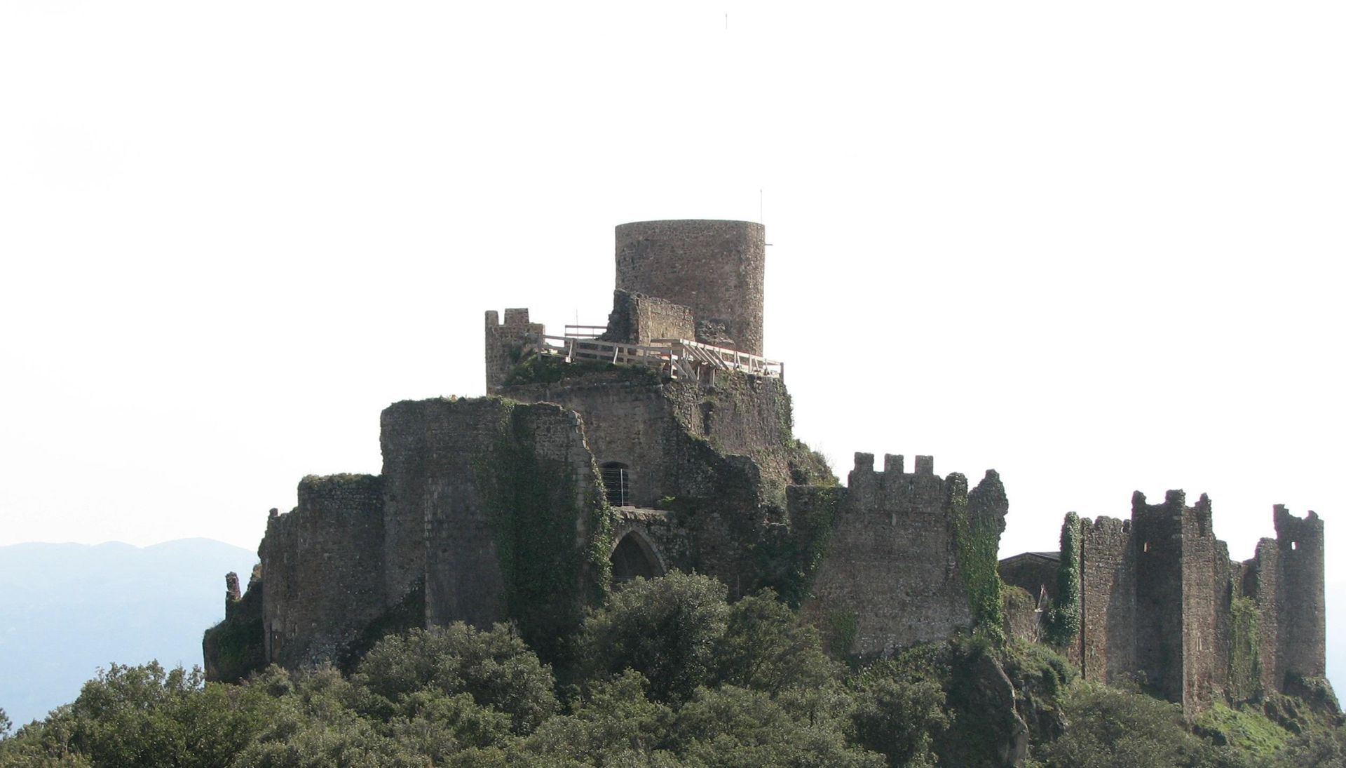 El castell de Montsoriu és considerat el castell més important del gòtic dels Països Catalans. Està situat entre les poblacions d